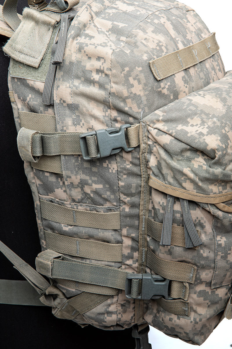 Kompressionsriemen, um den Rucksack auf die Größe zusammenzuziehen und den Reißverschluss des Hauptfachs zu sichern.
