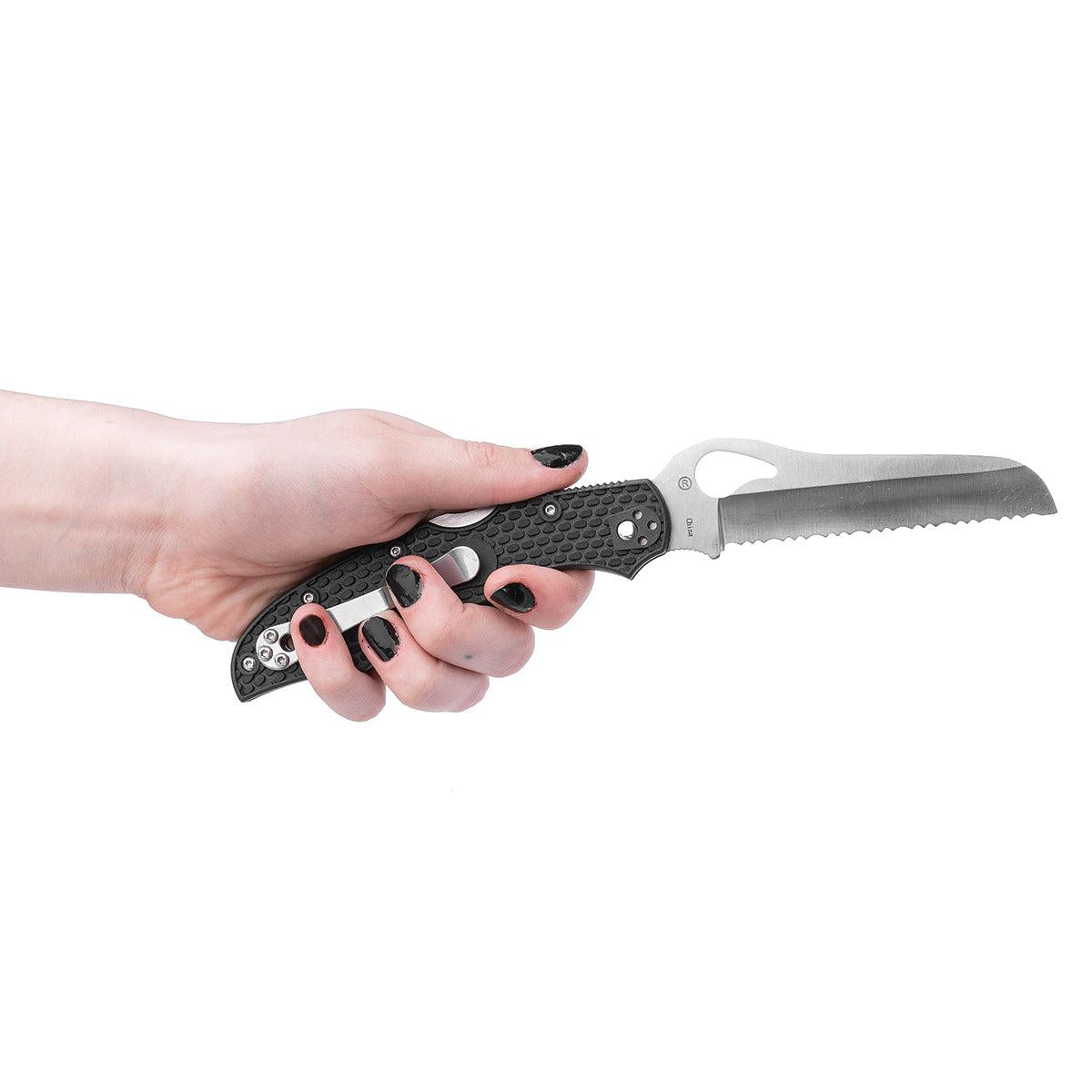 The handle is shaped in a pretty clever way so that it fits both smaller and bigger hands.