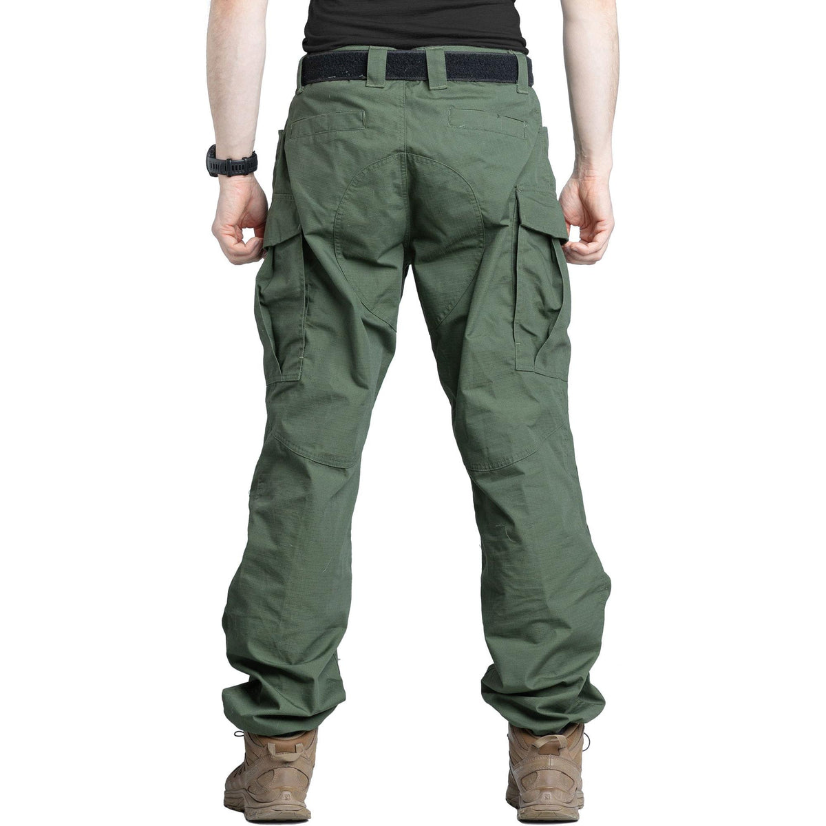 Modelgröße 181 cm; Taillenumfang 81 cm. Trägt Hose in Größe Medium Regular.