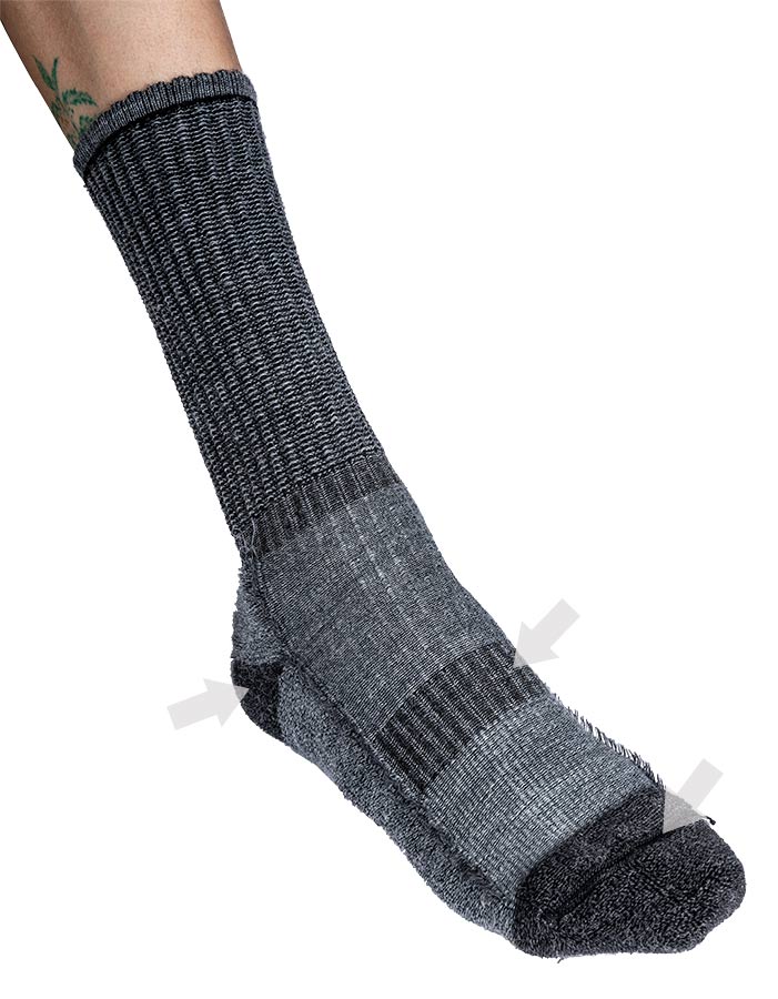 Umgedrehte Socke zur Darstellung der Fersenkappe, der Knöchel- und Spannbänder, der flachen Naht an der Zehenbox und der Frotteebereiche.