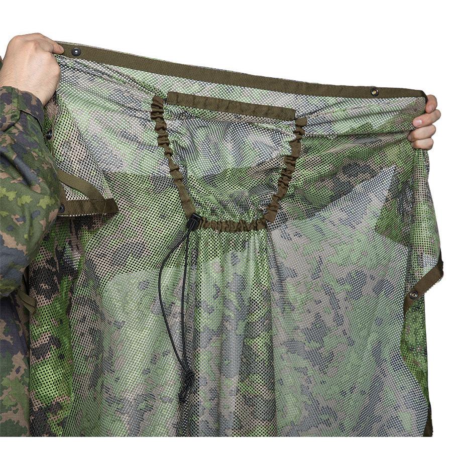 Diese verstellbare Shockcord bildet die Kapuze des Umhangs.