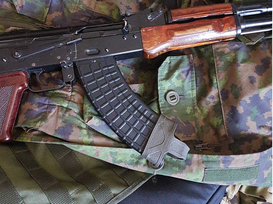 556 fits 7;62x39 mm magazines.