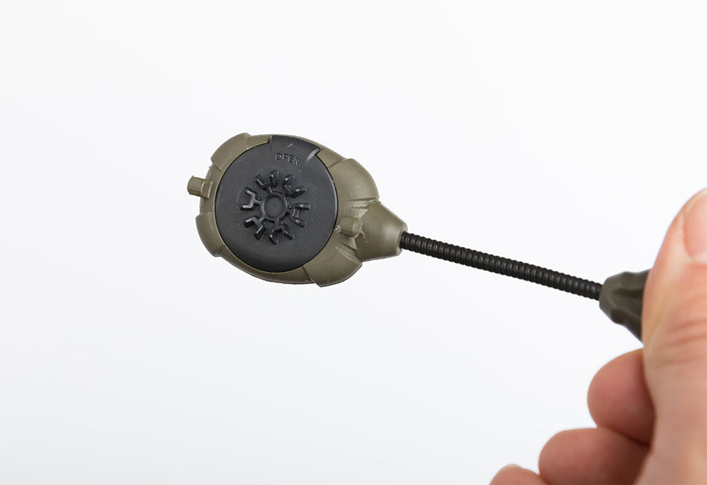 Der Batteriefachdeckel kann ohne Werkzeug geöffnet werden
