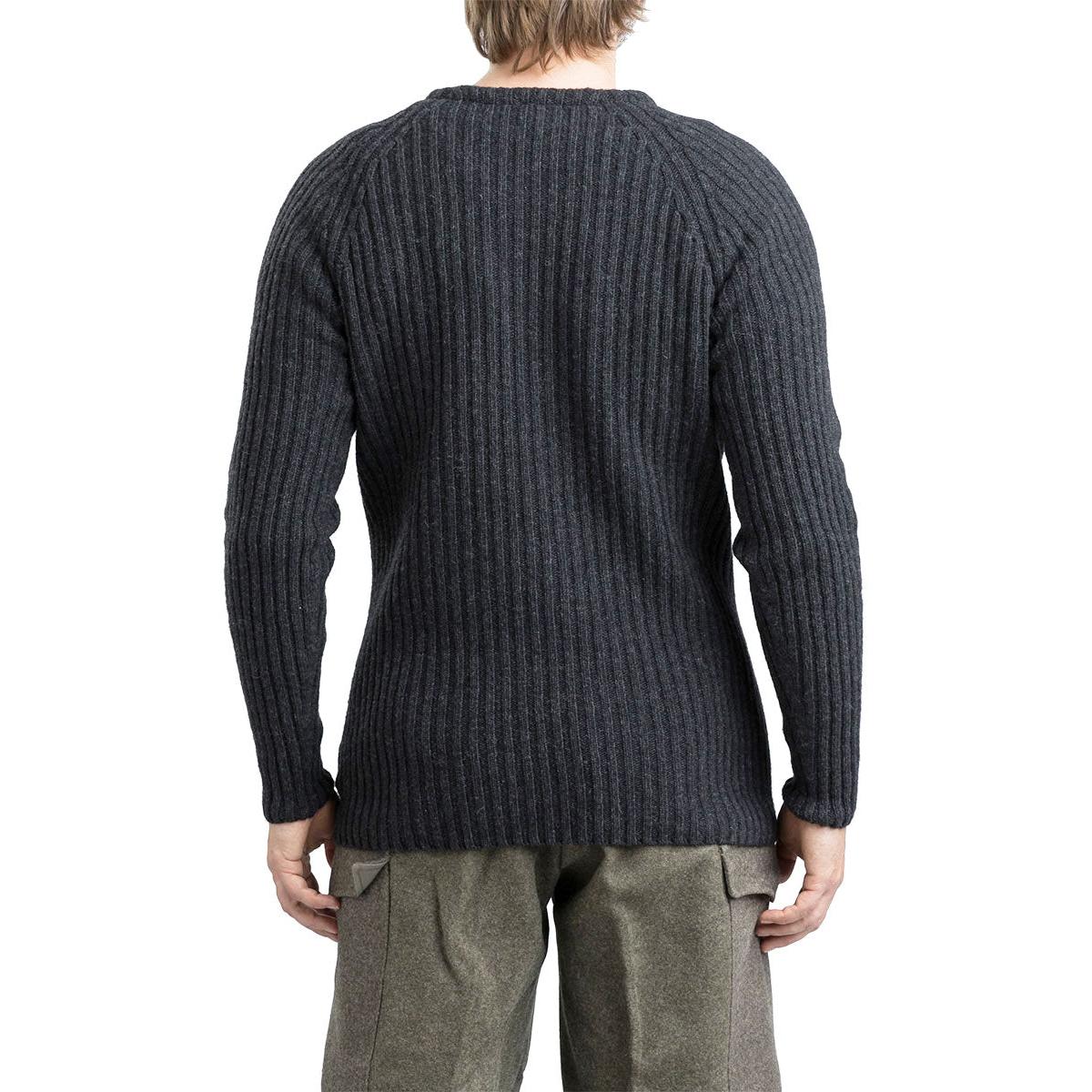Das Model auf dem Bild ist 175 cm groß, hat einen Brustumfang von 98 cm und einen Taillenumfang von 86 cm. Er trägt einen Pullover in Größe M.