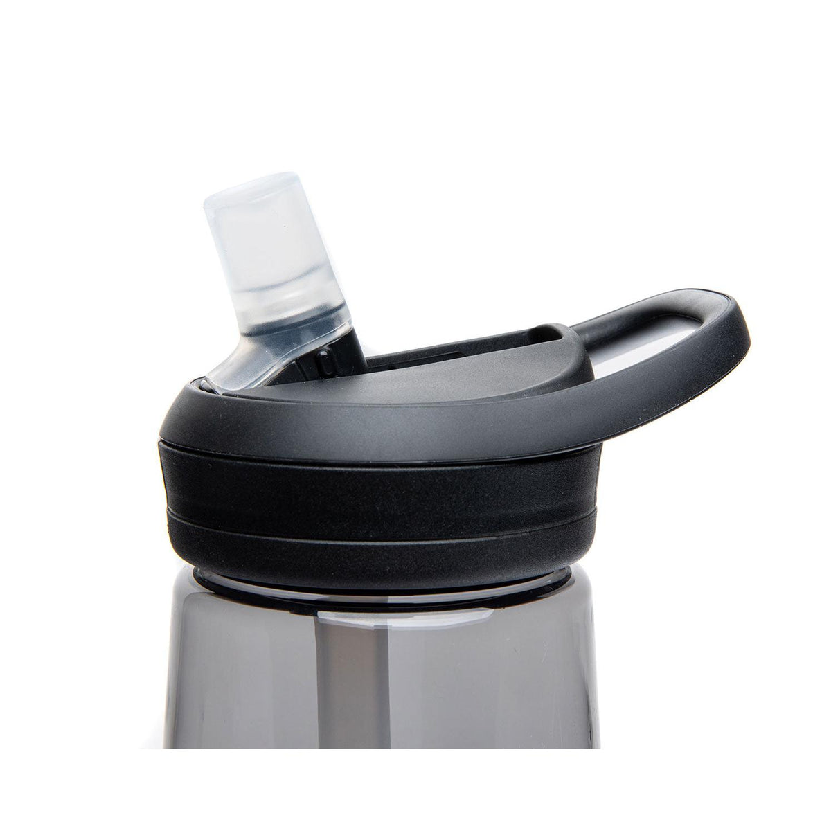 Statt eines herkömmlichen Verschlusses ist diese Flasche mit dem Bite-N-Sip-Ventil von Camelbak ausgestattet. Aufklappen, draufbeißen und durch den Strohhalm trinken.