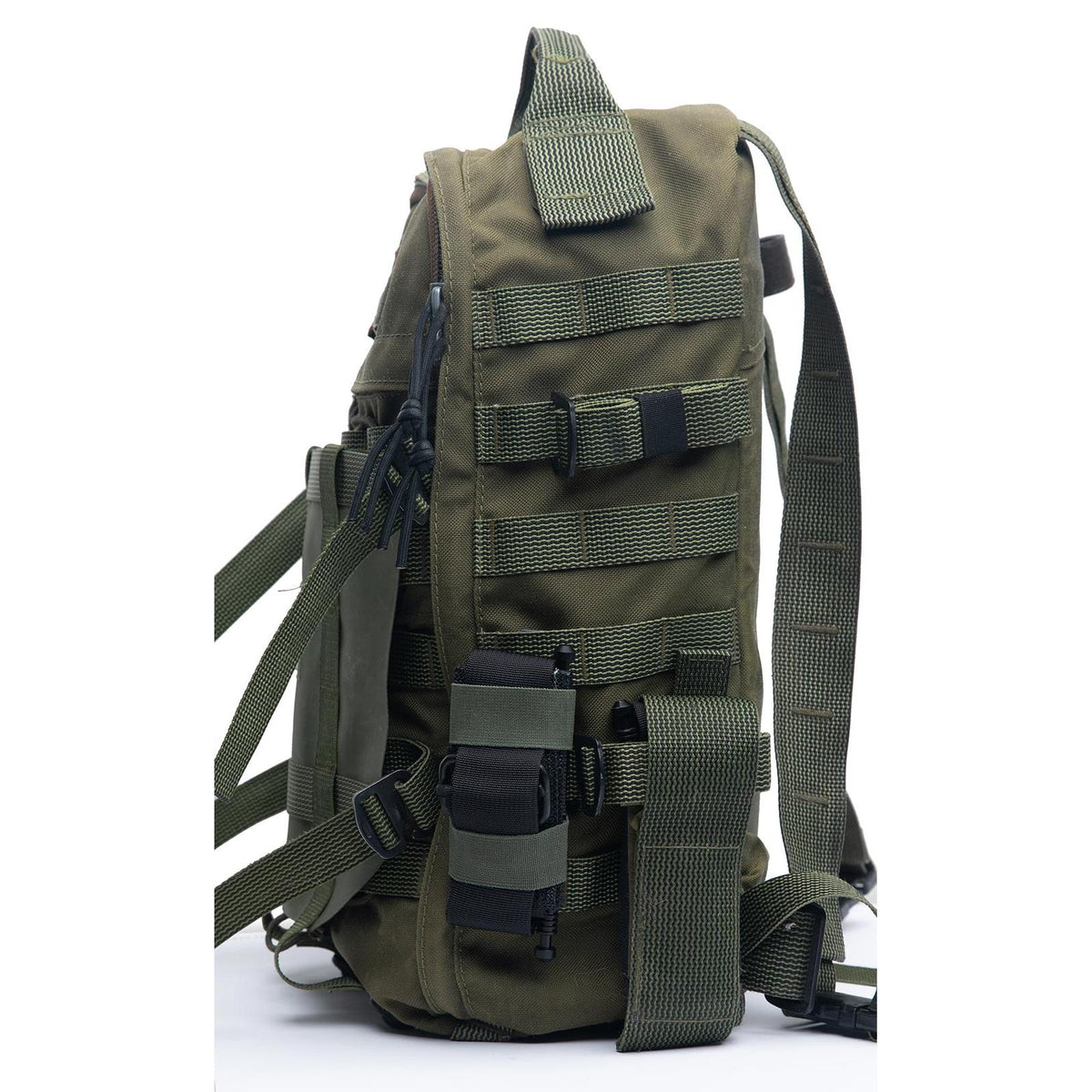 On the left the Blue Force Gear Tourniquet Strap and on the right the Särmä TST Tourniquet Pouch. Both hold a TacMed SOF Tourniquet which is sold separately.