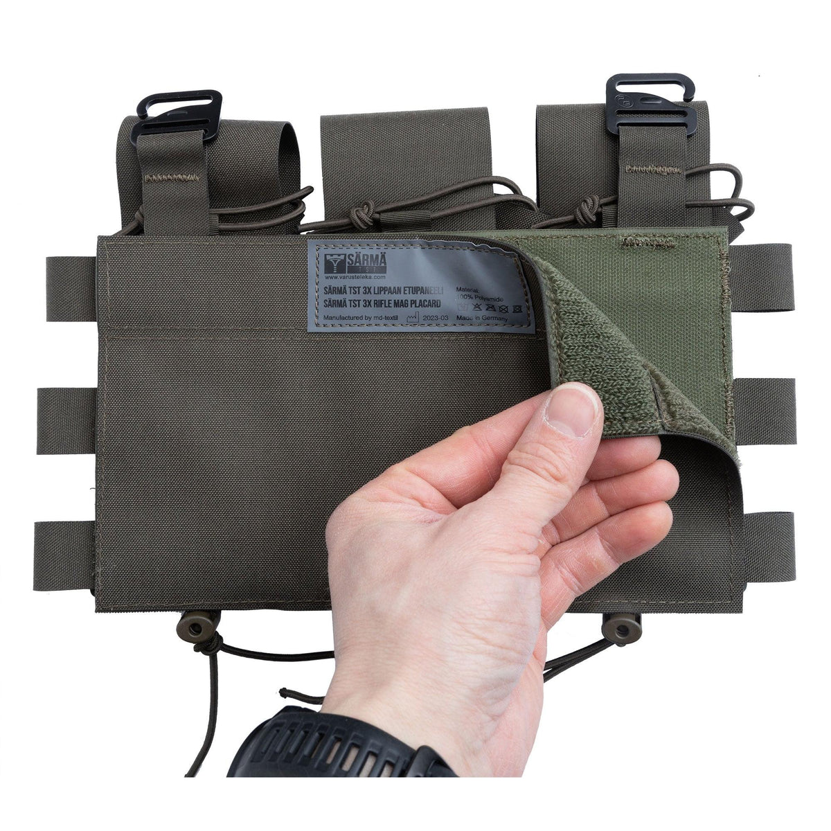 Auf der Rückseite befindet sich ein Klettverschluss; damit kannst du das Placard auf den plate carrier klatschen, und es bleibt dort, bis du es abreißt.