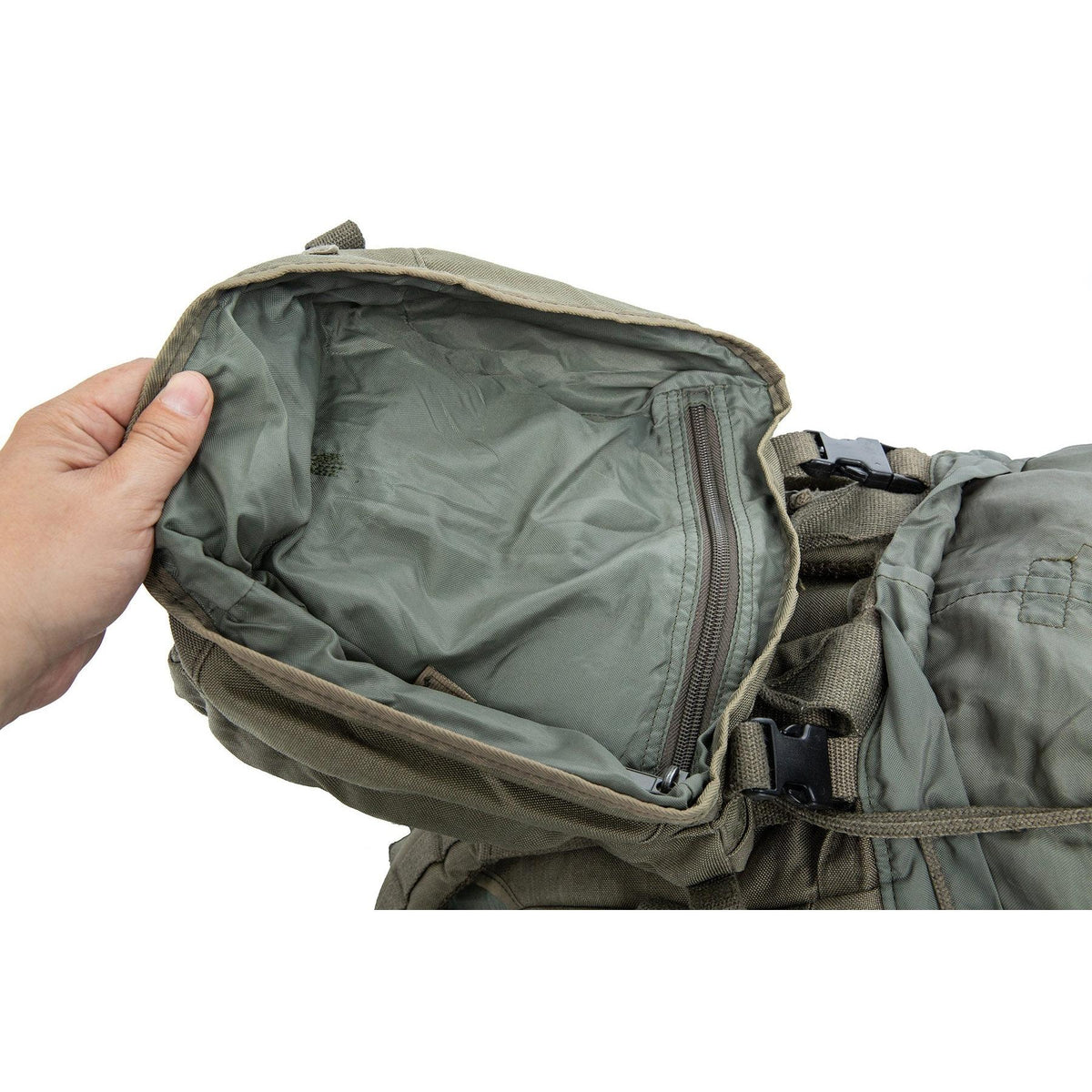 Large bag-like pouch under the lid.