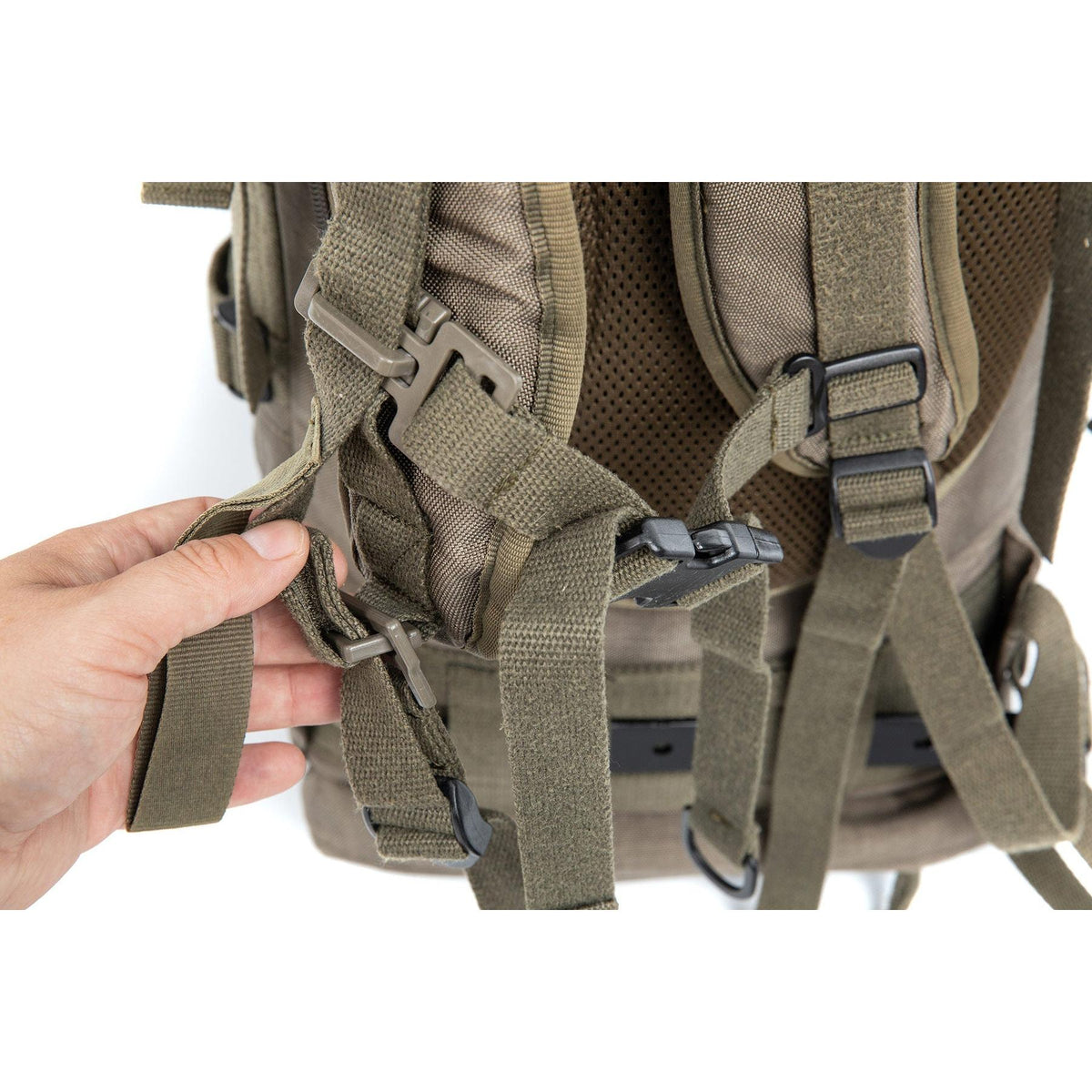 Pulling one loop releases the right shoulder strap as well as the sternum strap. Note! The latest batch is also missing the sternum straps.