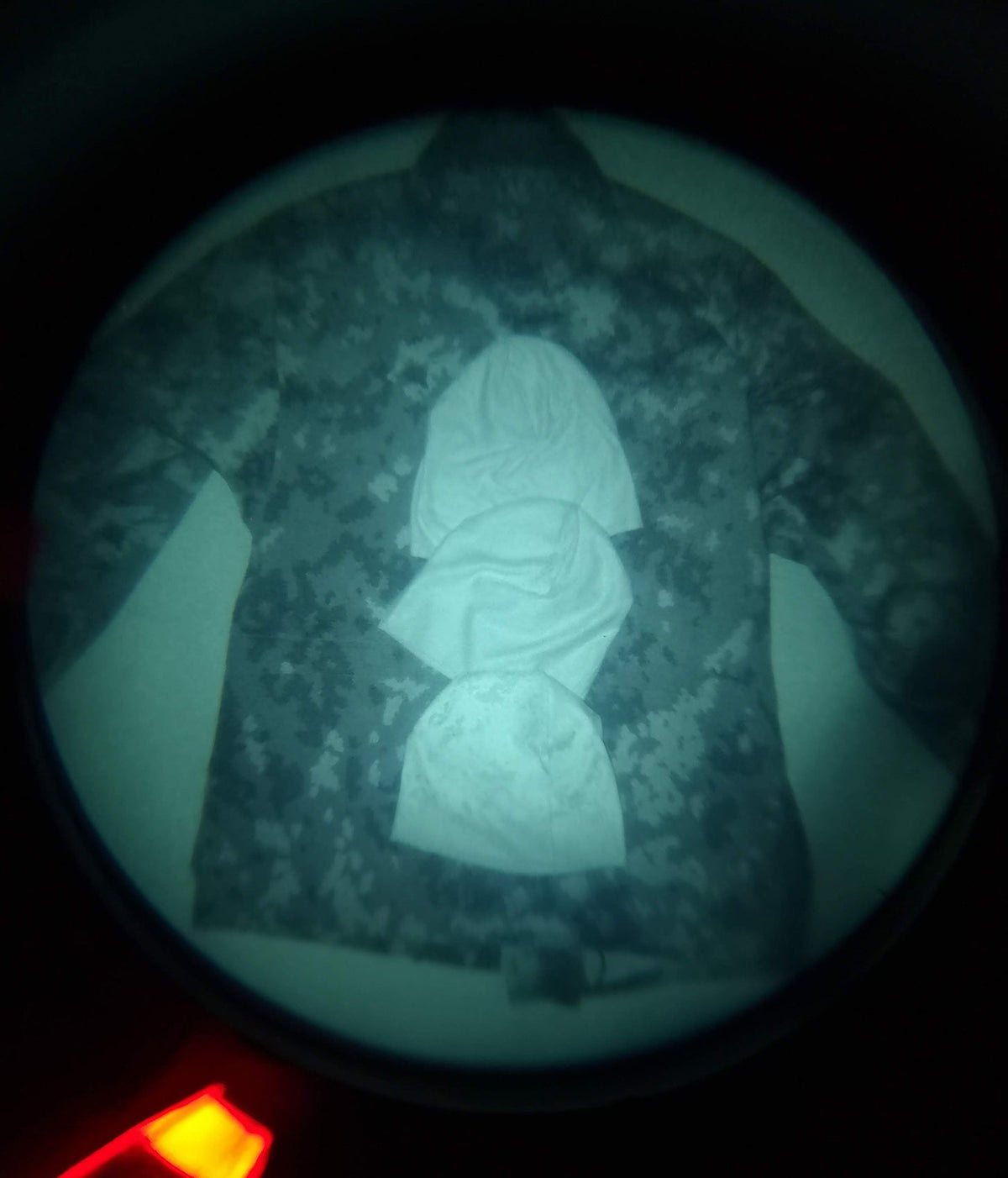 Mit IR beleuchtet. Unter den Mützen eine NIR-konforme M05 RES Jacke mit M05 Woodland Tarnmuster.