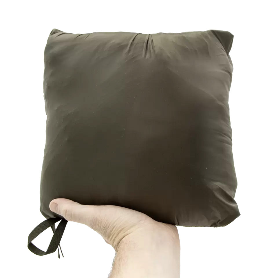 Der Poncho kann für den Transport in die Brusttasche gestopft werden.