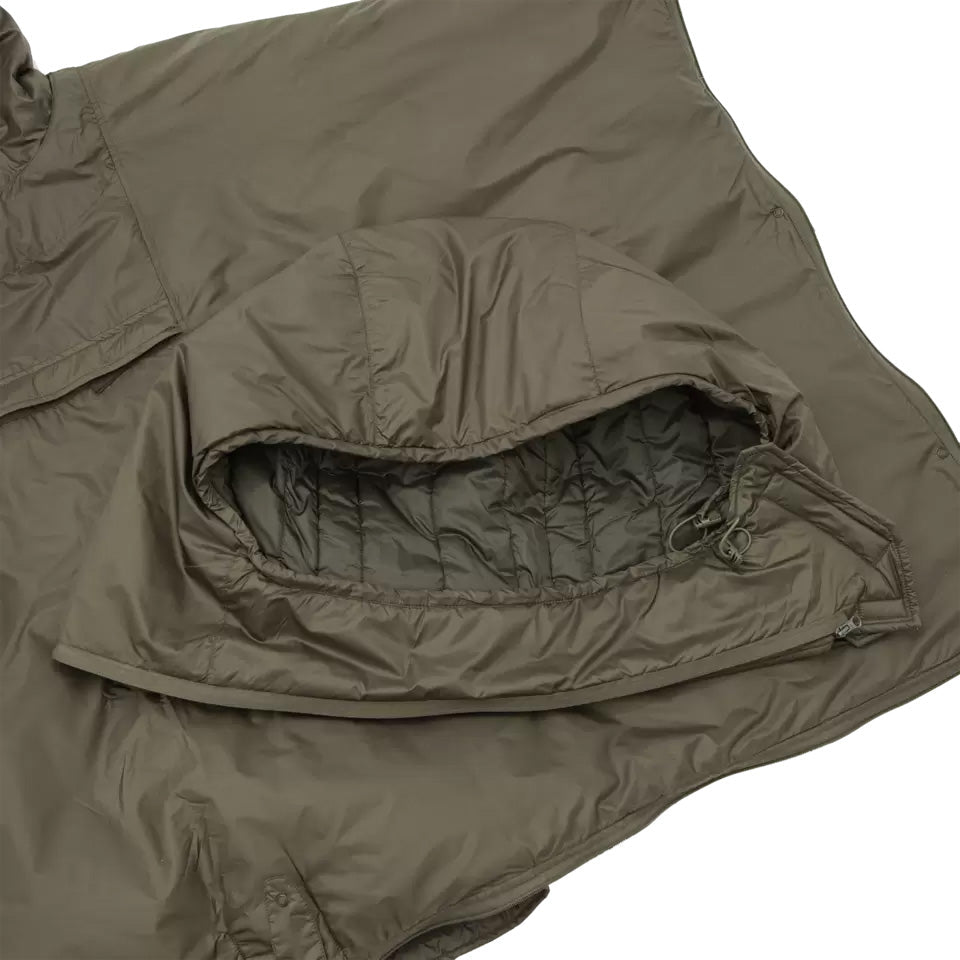 Das CPS hat eine abnehmbare Schlafsackkapuze. Reiß sie an, wenn du es als Schlafsack benutzt, und reiß sie ab, wenn du einen Poncho oder eine Decke brauchst.