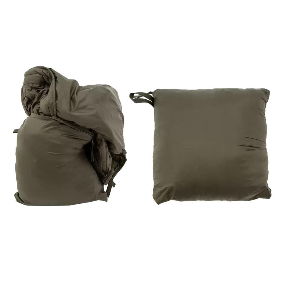 Der Poncho kann für den Transport in die Brusttasche gestopft werden.