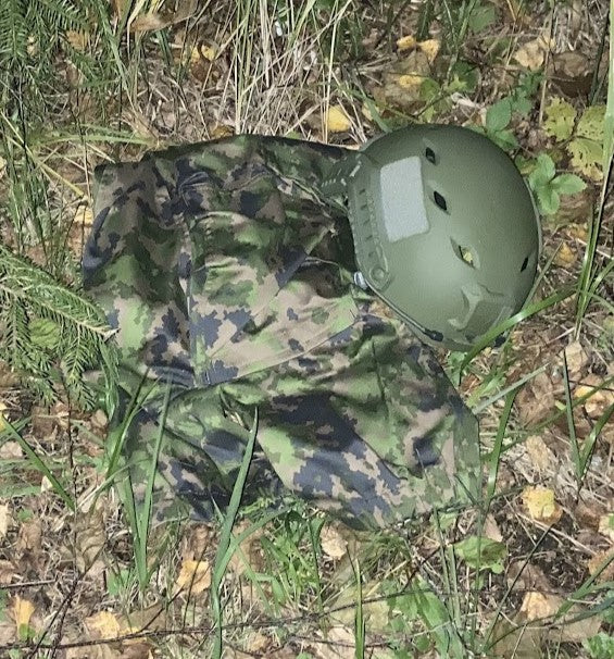 Maston Olive Green pomalowany hełm; zdjęcie z lampą błyskową; z M05 RES spodniami. Rzep na hełmie (foliage green) niepomalowany.