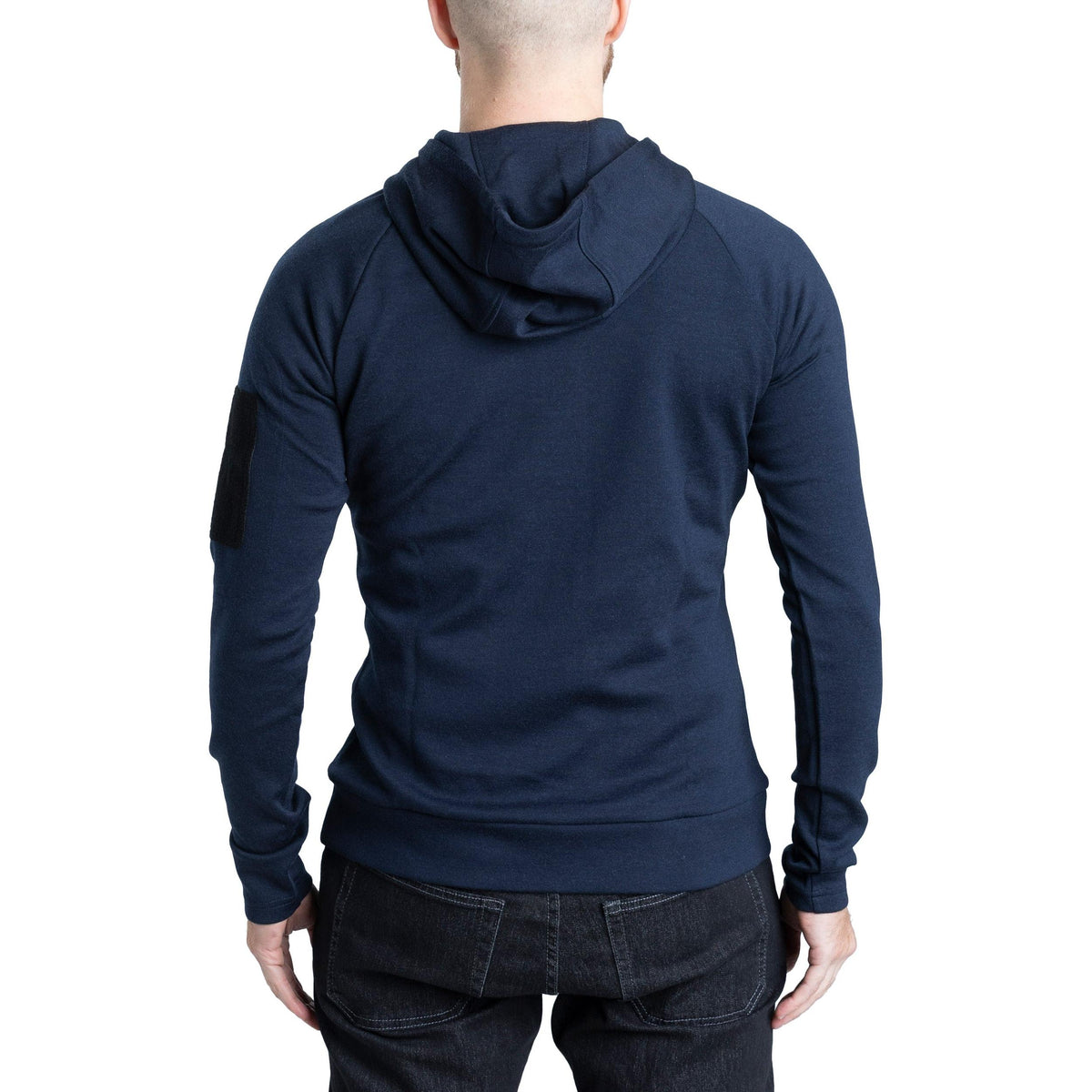 Wzrost modela 182 cm; obwód klatki piersiowej 95 cm; obwód pasa 88 cm. Ma na sobie rozmiar Medium Regular.