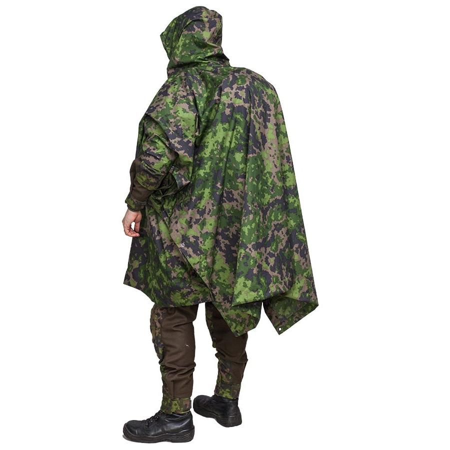 Westen und sogar mittelgroße Rucksäcke passen unter den Poncho.
