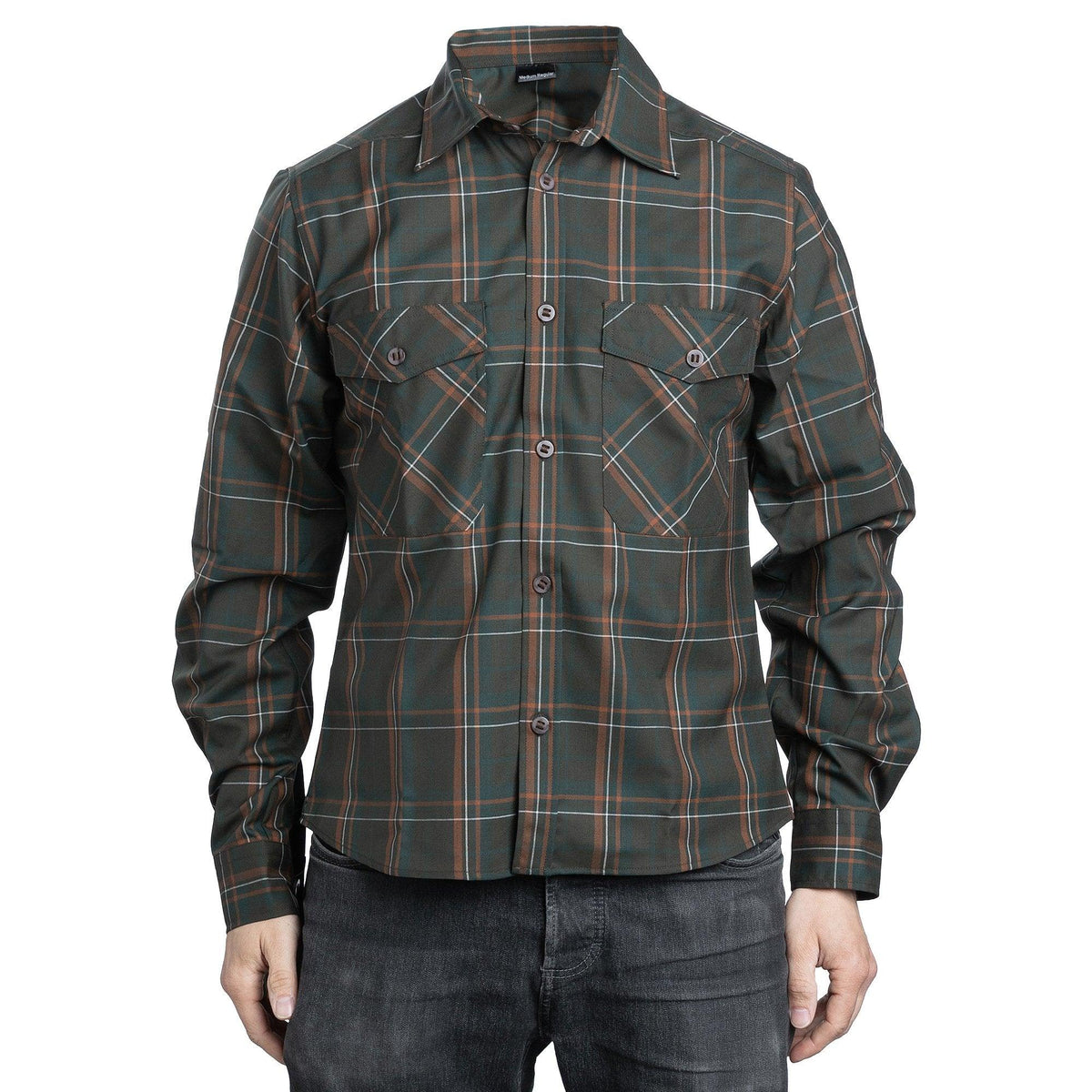 Model height 181 cm; chest circumference 96 cm; waist circumference 88 cm. Wearing size Medium Regular shirt.