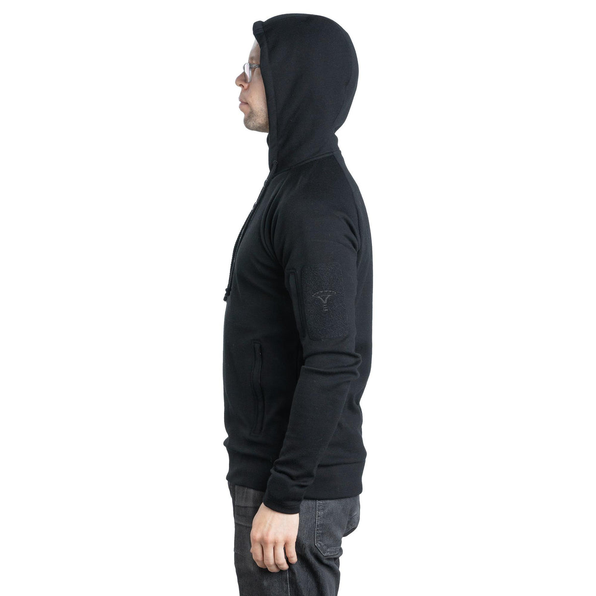 Wzrost modela 181 cm; obwód klatki piersiowej 96 cm; obwód pasa 88 cm. Ma na sobie rozmiar Medium Regular.