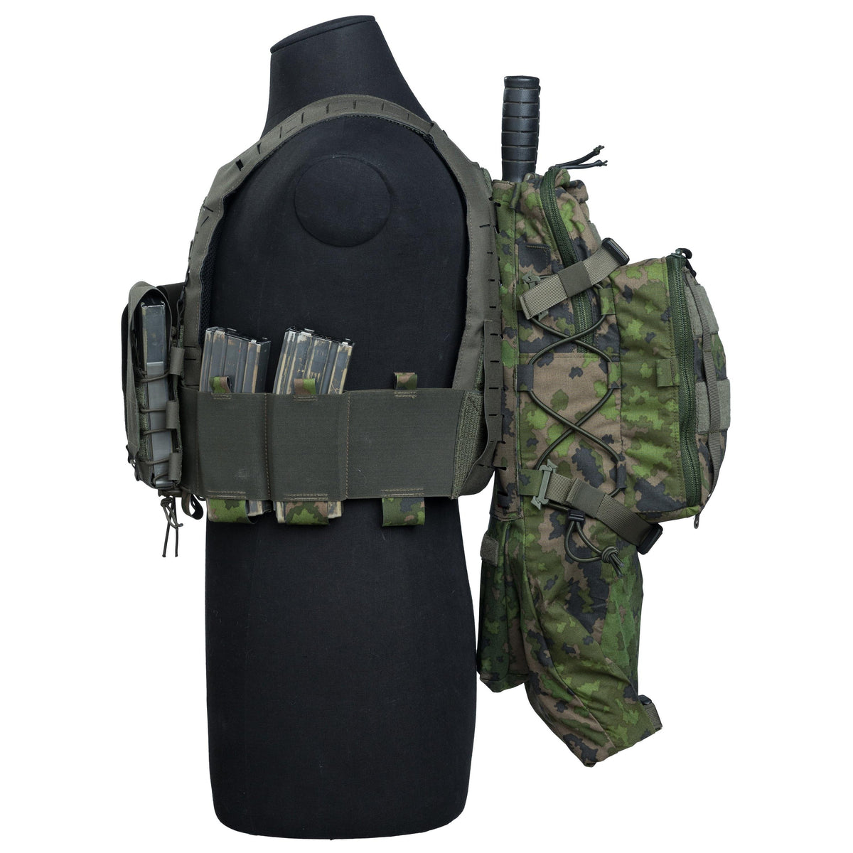 Bolt cutters in the breaching tool pouch; a gas mask in the roll-up extension. Old version with green straps.