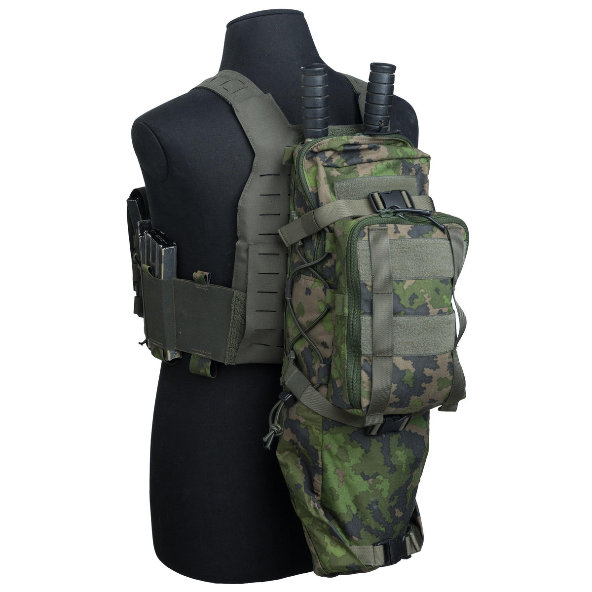 Bolt cutters in the breaching tool pouch; a gas mask in the roll-up extension. Old version with green straps.