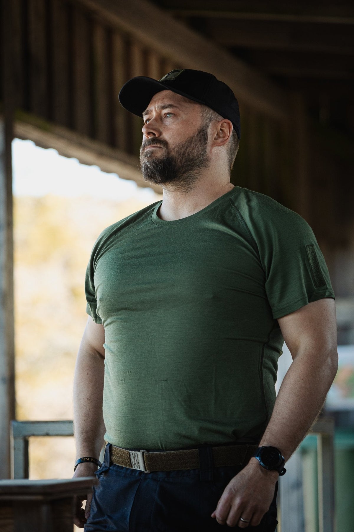 Das Model ist 175 cm groß; Brustumfang 119 cm und Taillenumfang 99 cm; trägt Größe X-Large.