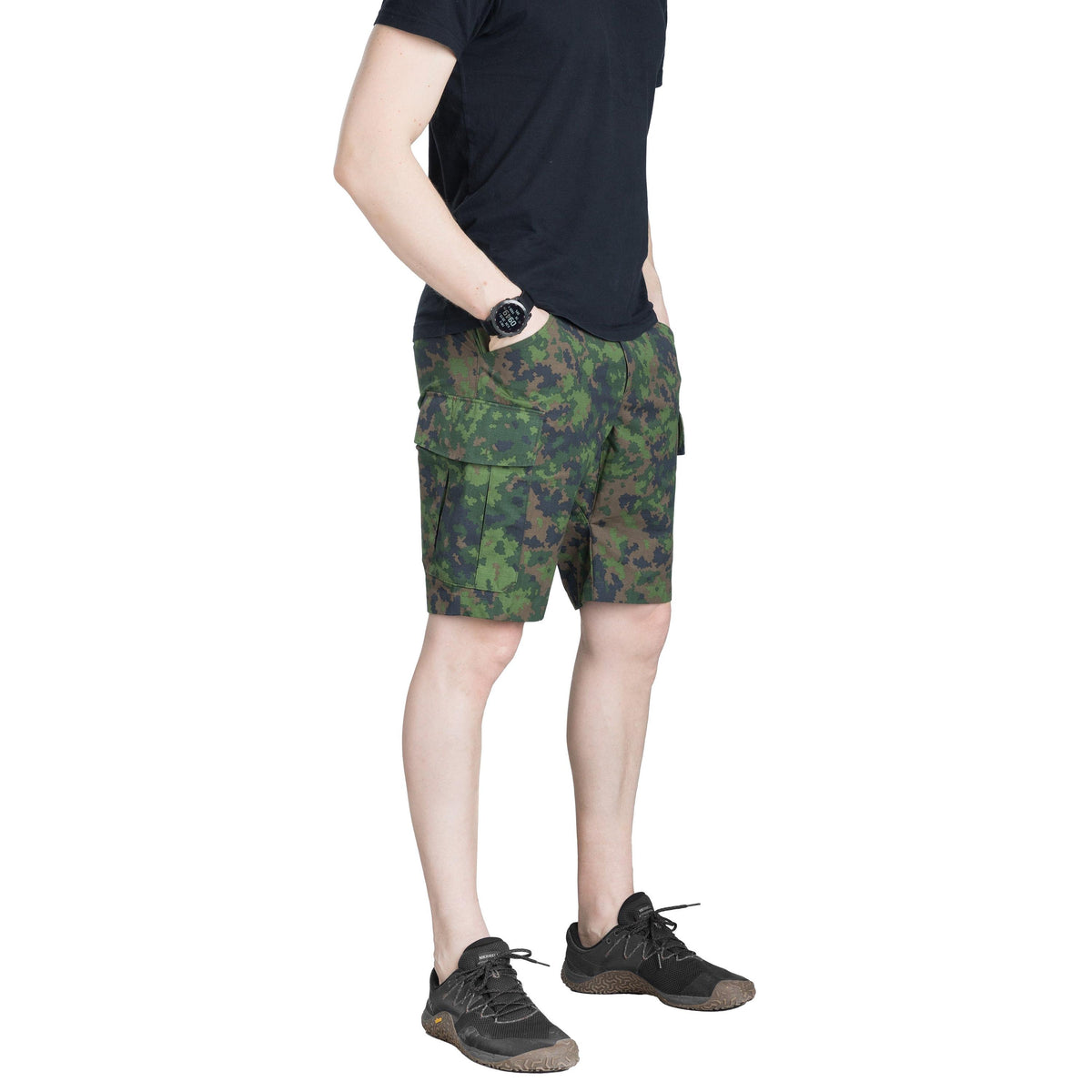 Model height 200 cm; chest circumference 110 cm; waist circumference 90 cm. Wearing size Large.