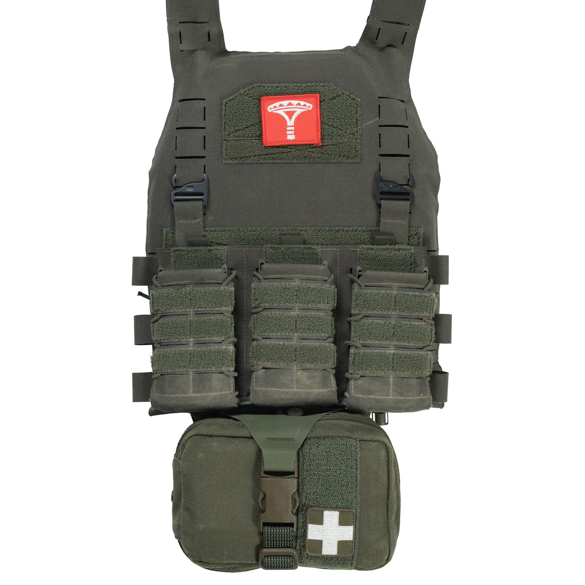 Attached between the plate carrier and its placard.