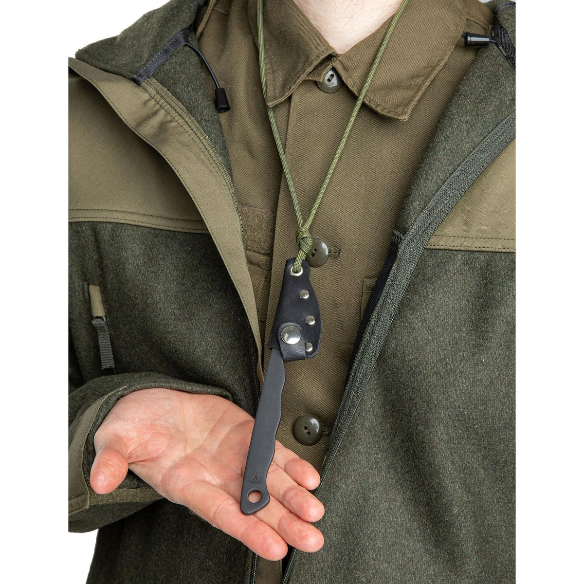 Dank des Lochs in der Scheide; kannst du Tiny mit einem passenden Halsband (nicht enthalten) als Neck Knife verwenden.