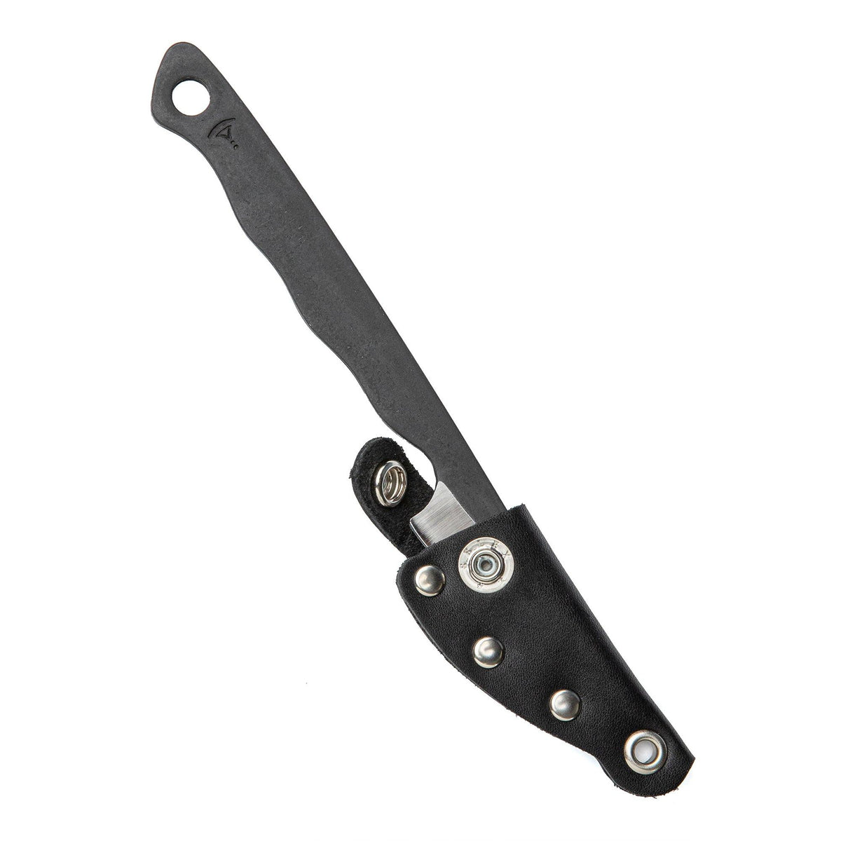 Die Scheide hat einen Druckknopf, der verhindert, dass das Messer herausfällt.
