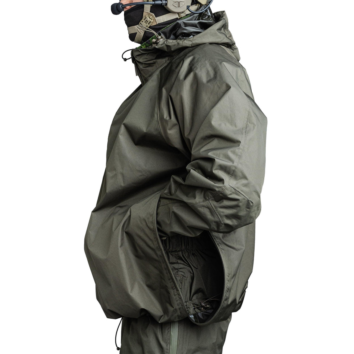 Long 2-way zippers on the sides to make donning easier and adjust ventilation