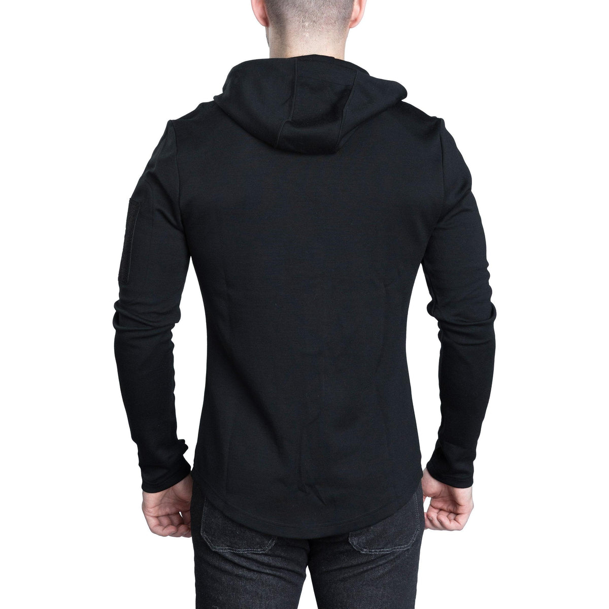 Model height 189 cm (6'2); chest 107 cm (42); waist 83 cm (33). Wearing size Medium Regular.