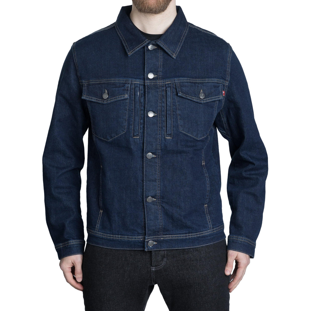 Model height 182 cm; chest circumference 95 cm; waist circumference 88 cm. Wearing size Medium Regular.