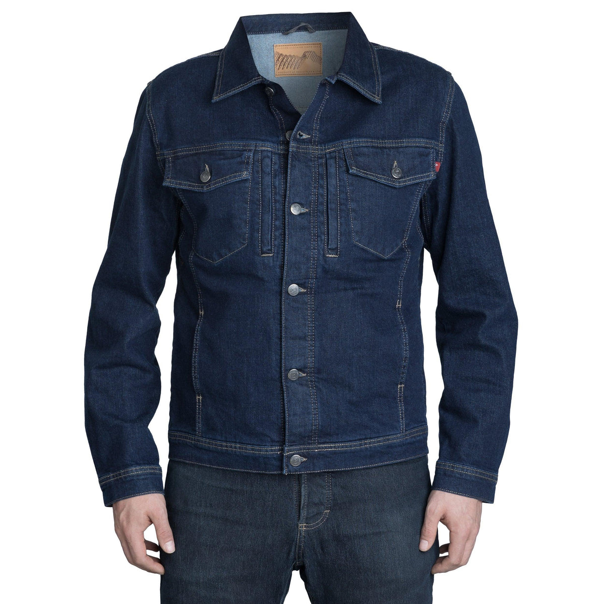 Model height 187 cm; chest circumference 108 cm; waist circumference 89 cm. Wearing size Medium Regular.